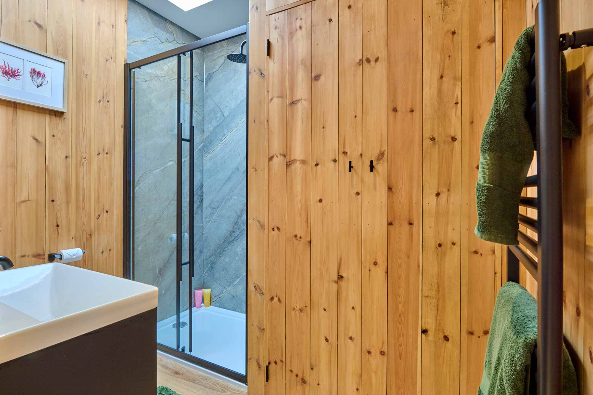 Cabin-Bathroom-and-walk-in-shower